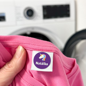 Samolepka se jménem pro děti na oblečení co vydrží pračku a sušičku